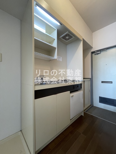 キッチン　キッチンは収納付なので、調理器具など必要な物を収納できます☆