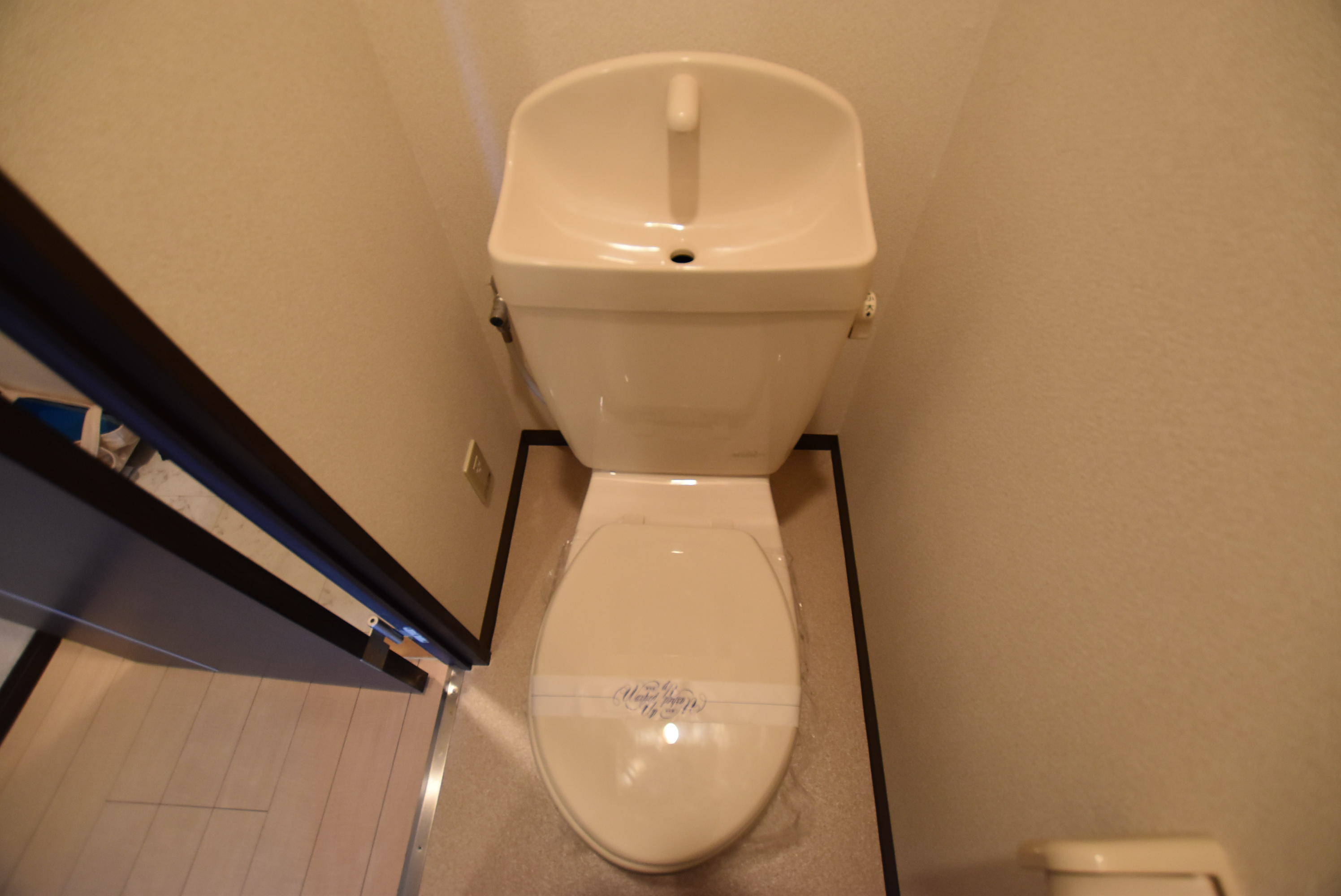 ＪＲ関西本線 柏原駅 徒歩9分 2階建 築17年のトイレ写真
