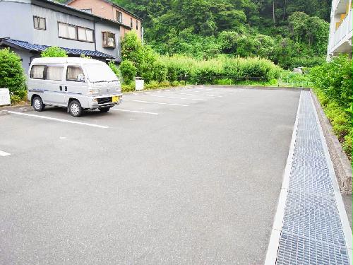 【レオパレス弥勒寺の駐車場】