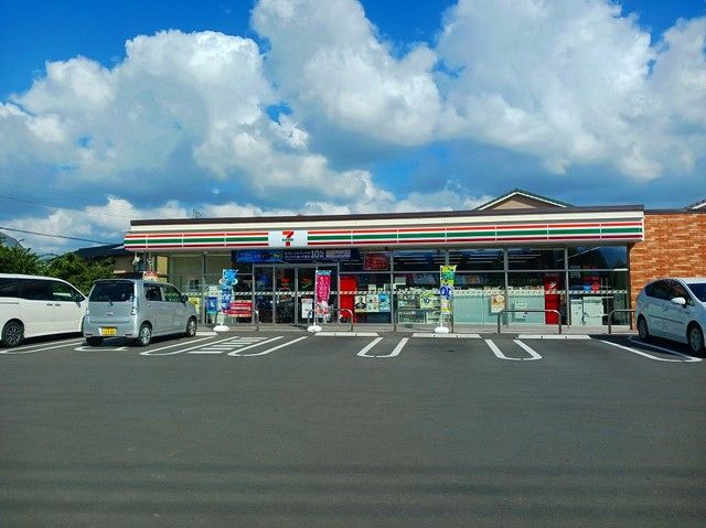 コンビニ　セブンイレブン（コンビニ）まで650m