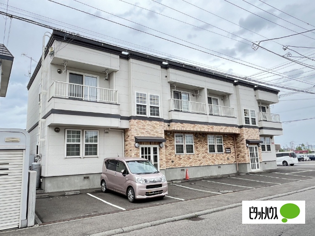 札幌市西区発寒八条のアパートの建物外観