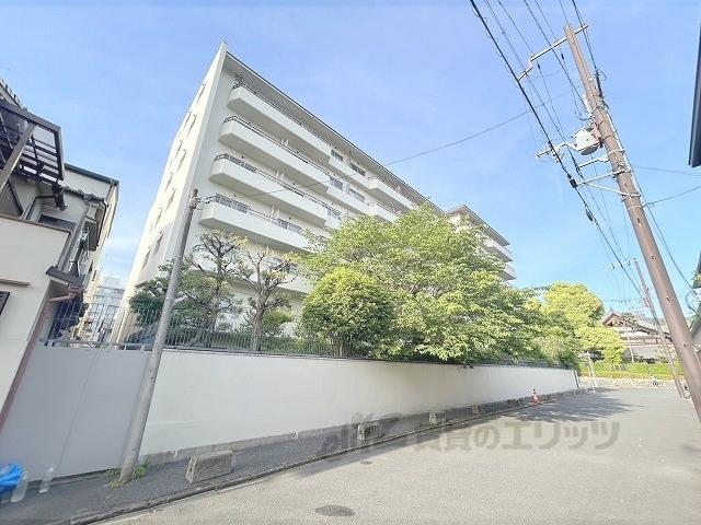 京都グランドハイツ６０６の建物外観
