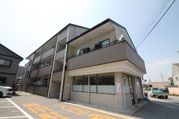 建物外観　３階建てマンション