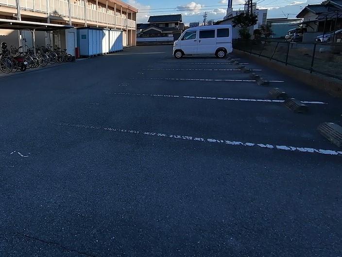 レオパレスＬｅ　Ｄｅｐａｒｔ２１の駐車場