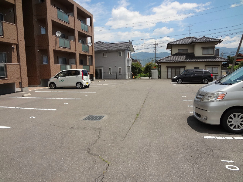 【駒ヶ根市赤須東のマンションの駐車場】