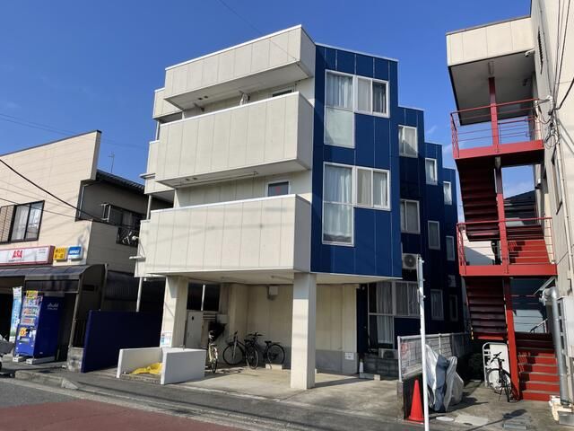 【厚木市三田のマンションの建物外観】