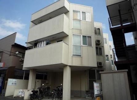 【厚木市三田のマンションの建物外観】