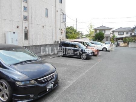 【フォレスト伊勢丘Aの駐車場】