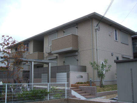 【北葛城郡王寺町本町のアパートの建物外観】