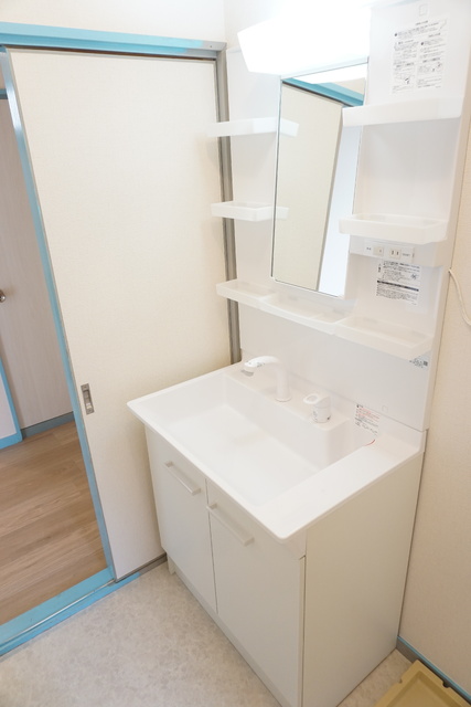 洗面設備　★洗面所には身支度に便利な洗面化粧台があります♪★