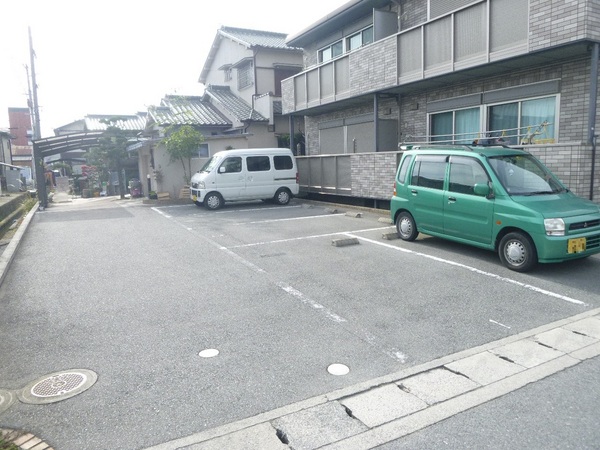 【グランパーチェ白浜の駐車場】