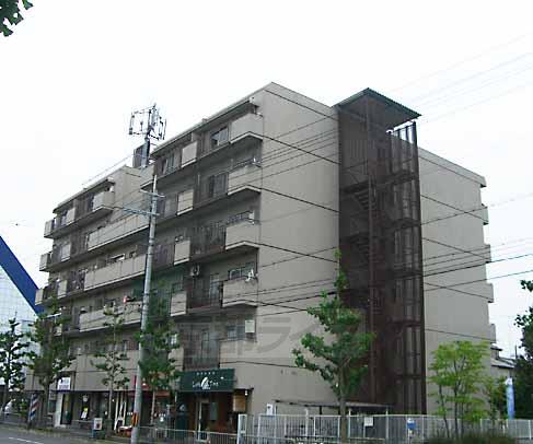 京都市右京区嵯峨広沢南下馬野町のマンションの建物外観