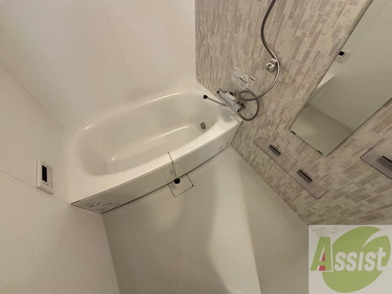 バス・シャワールーム　バスルームは狭すぎず、シャワーも浴びやすそうです。