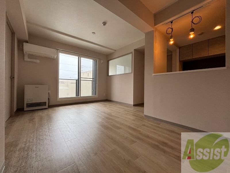 居室・リビング　白さが清潔感を出してくれます。お部屋も明るいですね。