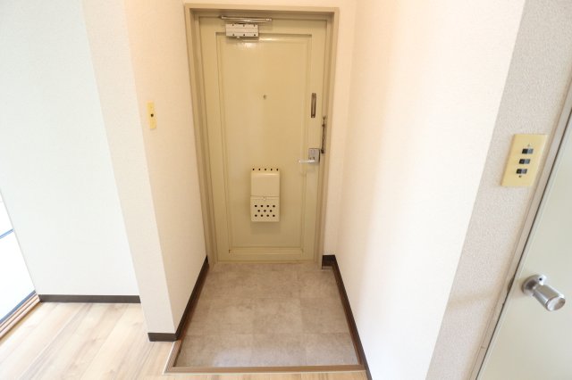 近鉄奈良線 新大宮駅 徒歩15分 3階建 築41年の玄関写真