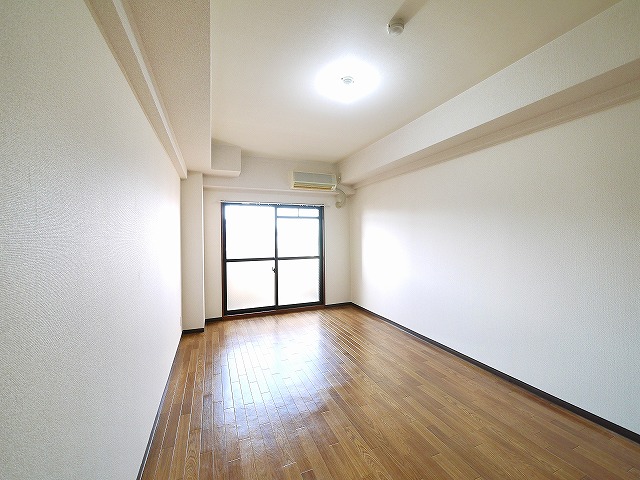 その他部屋・スペース　落ち着いた色調の寝室です