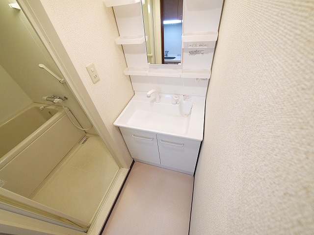 洗面設備　朝の支度にも助かる、独立の洗髪洗面化粧台