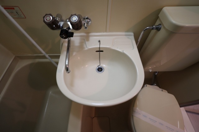 洗面設備　写真は別号室のものです。