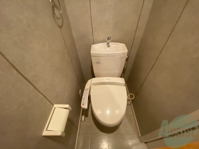 トイレ　温水洗浄便座なので快適に使用できそうですね。