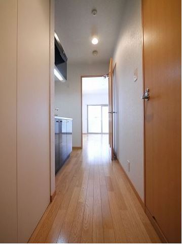 玄関　圧迫感の少ない明るい玄関です☆