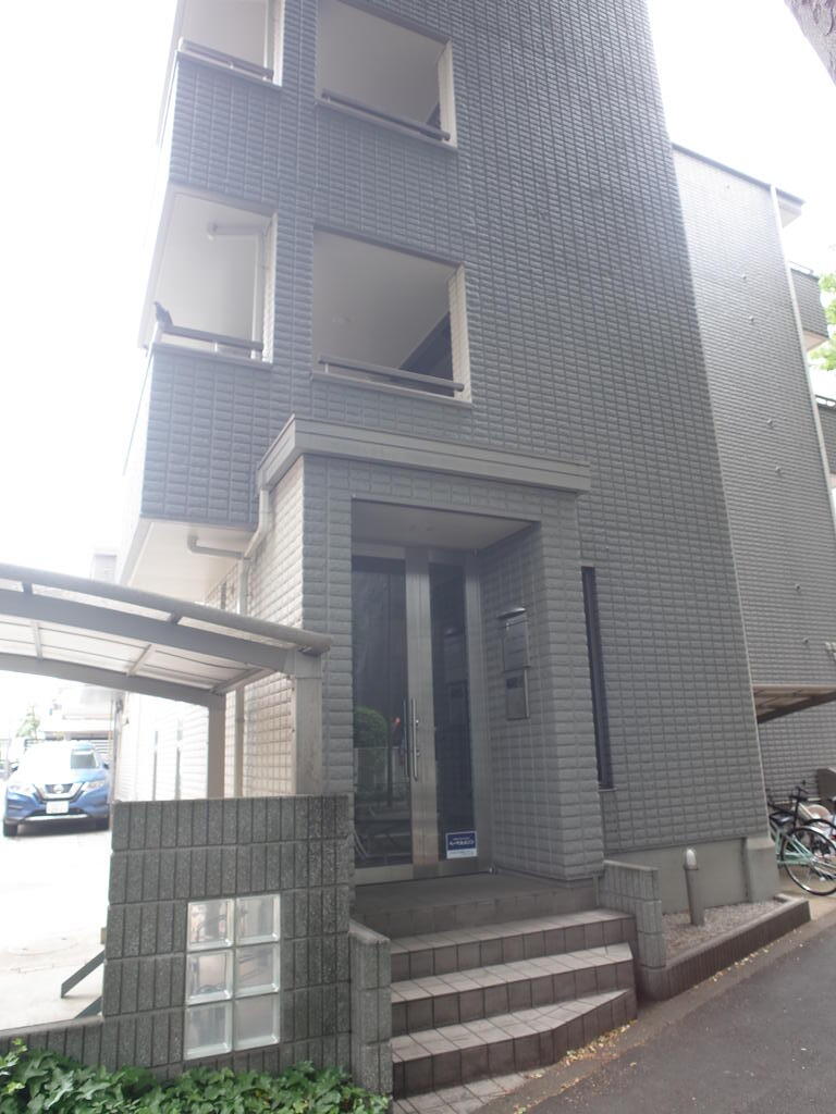 エントランス　大通りですがオートロックがあって安心