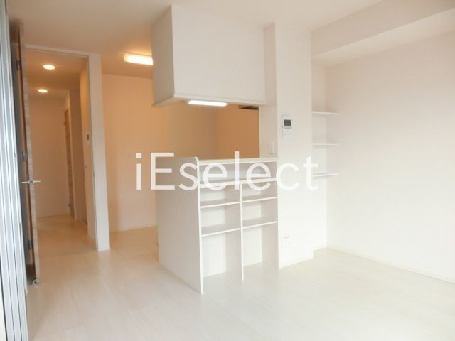 居室・リビング　白を基調にした明るいお部屋です