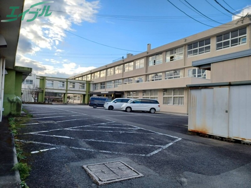 中学校　津市立白山中学校（中学校）まで3963m