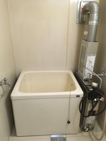 バス・シャワールーム　お風呂はバランス釜で浴槽は正方形です♪