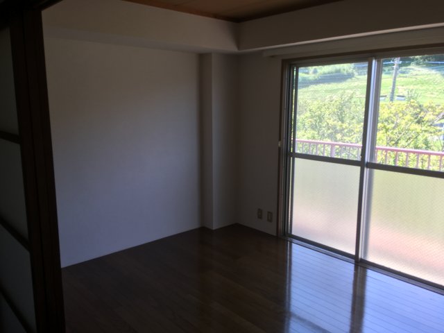 玄関　西向きで陽当り良好の洋室６帖です。エアコンと物入付き♪