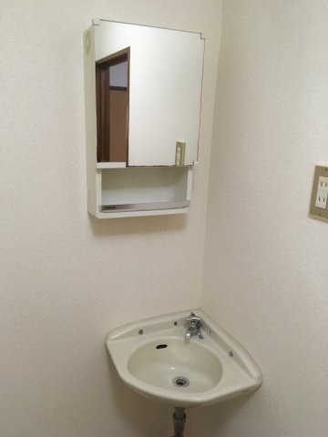 洗面設備　洗面台はお湯は出ませんが、独立しています♪