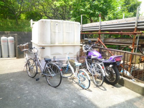 その他　バイクも無料で置ける敷地内駐輪場（その他）まで1m