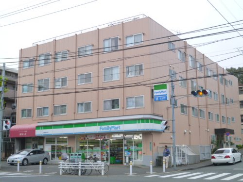 コンビニ　ファミリーマート　　多摩連光寺店（コンビニ）まで60m