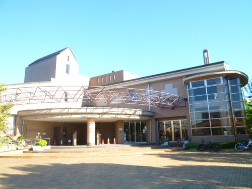 図書館　聖ヶ丘図書館（図書館）まで560m