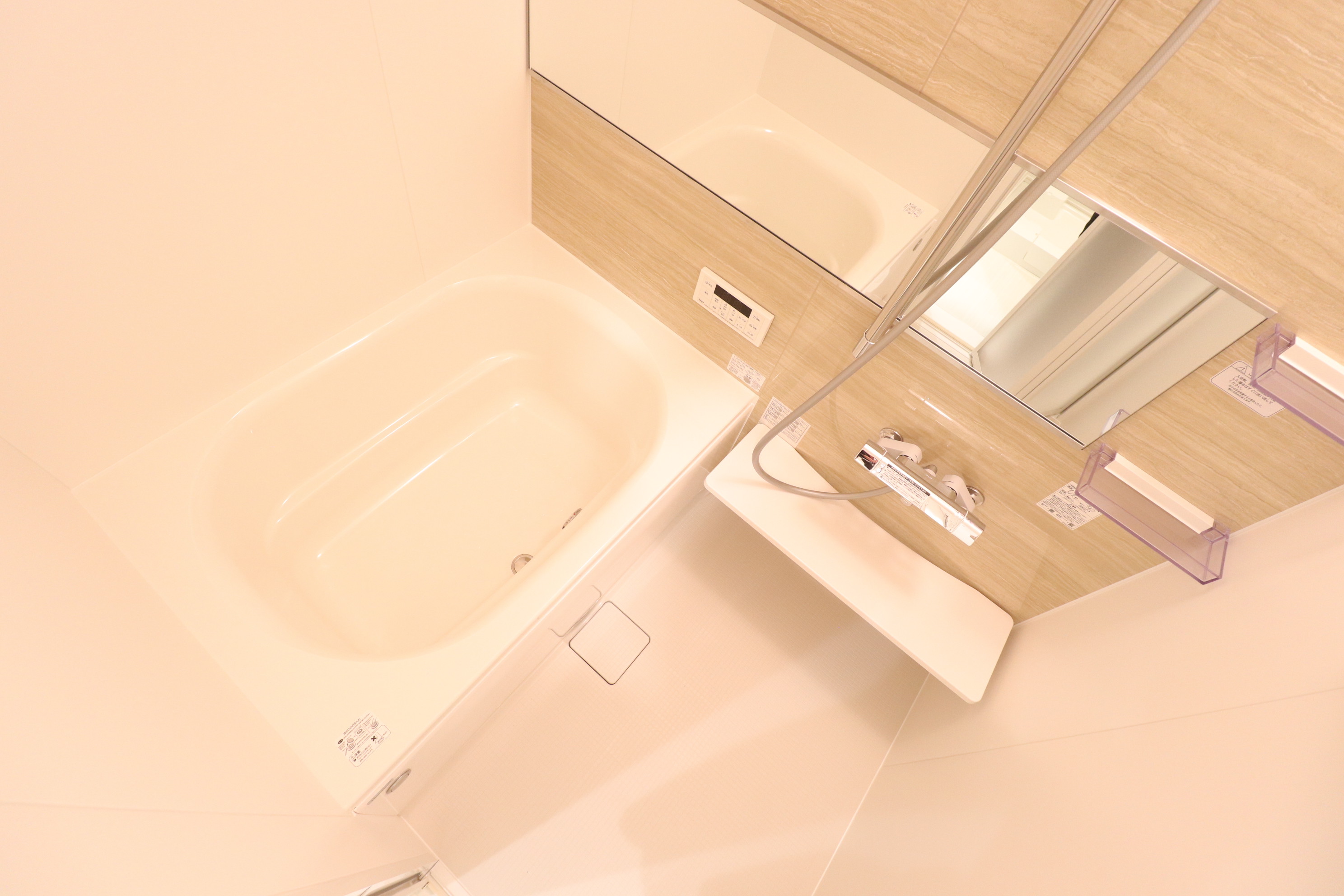 バス・シャワールーム　大きな鏡付きの広々快適なお風呂♪