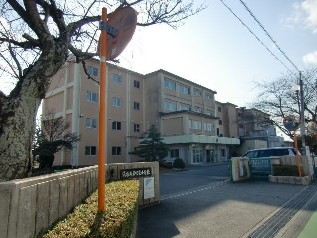 小学校　浜松市立初生小学校（小学校）まで735m