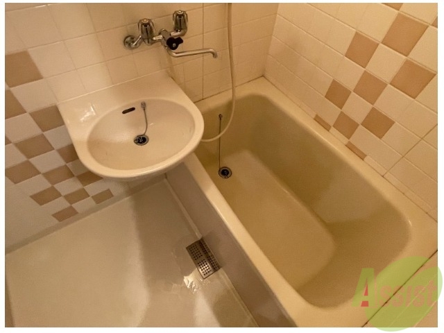 バス・シャワールーム　お風呂はゆったり浸かれる広さです。疲れが取れそうです。