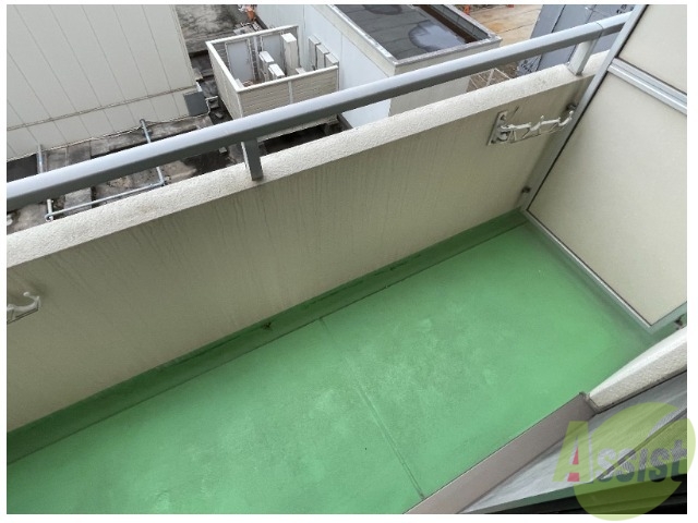 バルコニー　バルコニーは洗濯物を干すには十分な広さです。