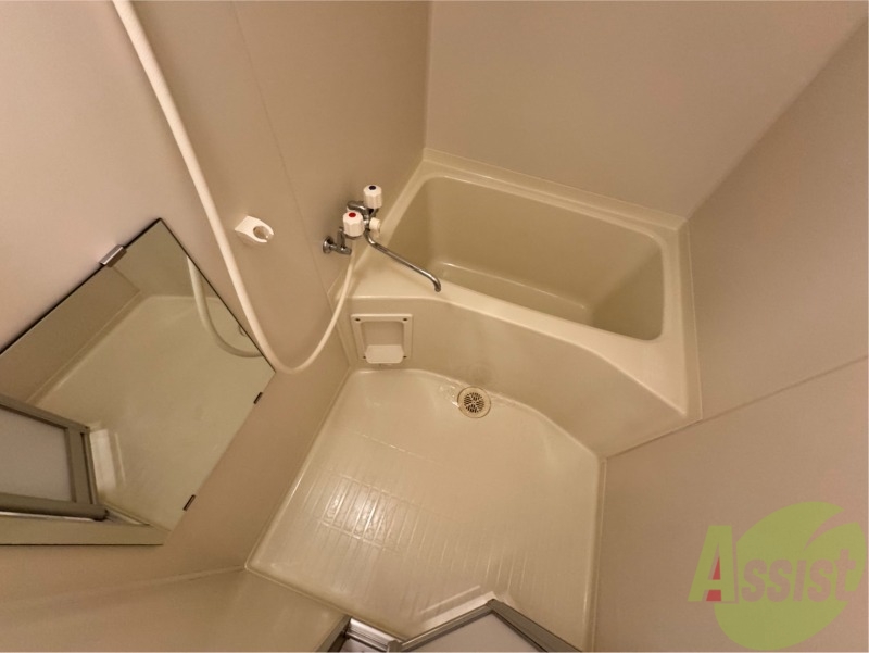 バス・シャワールーム　バスルームは狭すぎず、シャワーも浴びやすそうです。