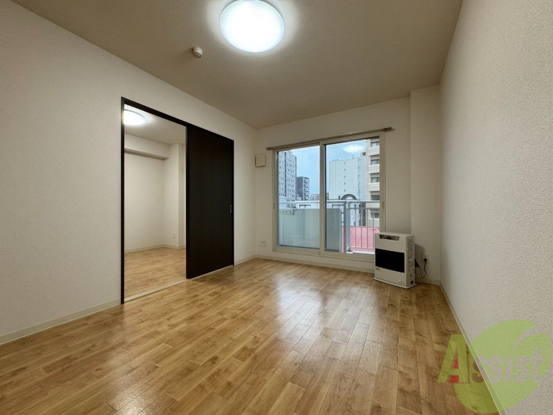 居室・リビング　白さが清潔感を出してくれます。お部屋も明るいですね。