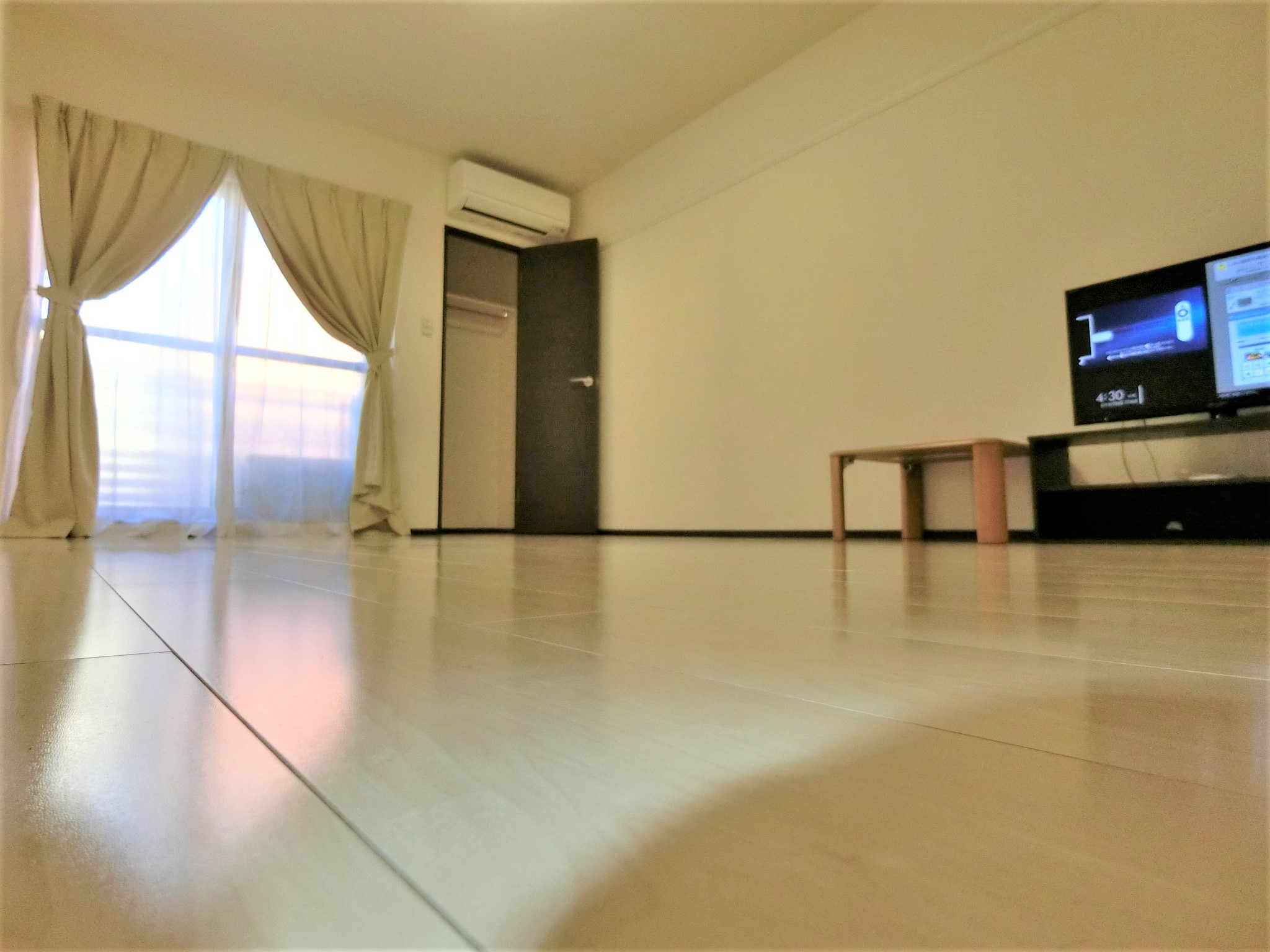 居室・リビング　テレビ・ローテーブル・カーテン・クローゼット・照明を完備★