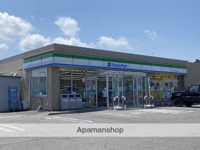コンビニ　ファミリーマート（コンビニ）まで815m