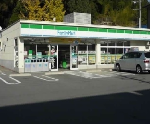 コンビニ　ファミリーマート（コンビニ）まで450m