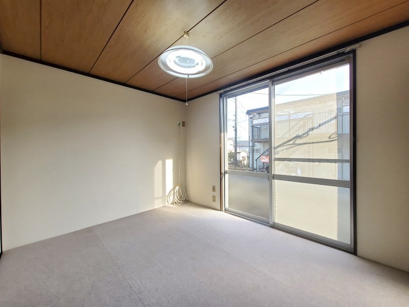 居室・リビング　照明付きのお部屋です。