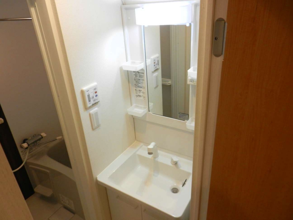 その他　鏡を備え　準備のしやすい洗面台