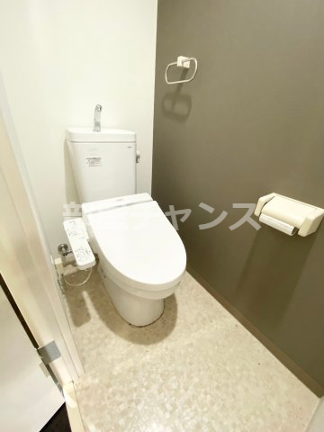 トイレ　落ち着いた色調のトイレです