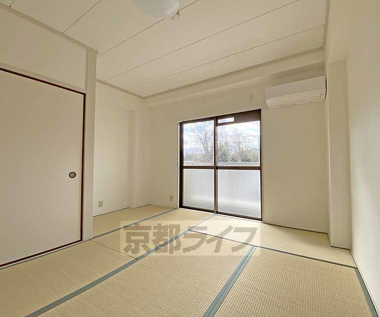 居室・リビング　大型バイクまで駐輪可能な物件です。ピロティに駐輪場があ...