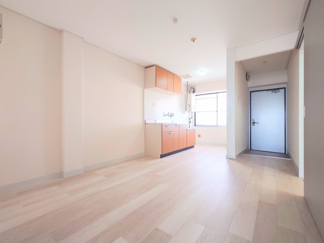 居室・リビング　広々開放的な洋室１３．５帖