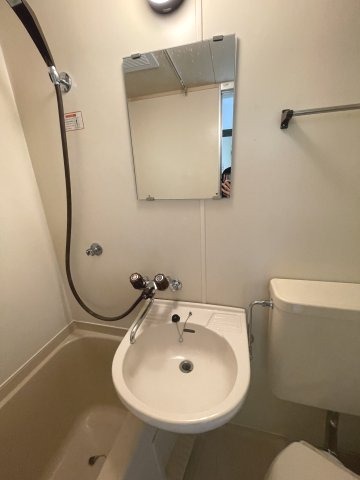 洗面設備　明るい洗面所です