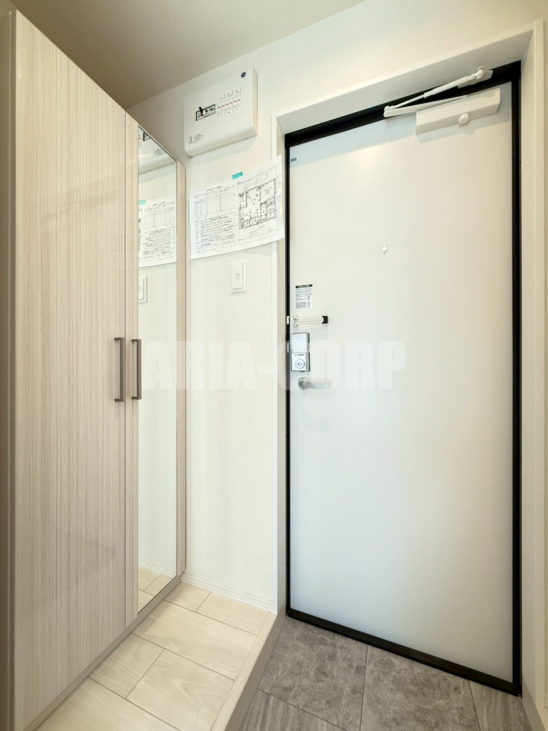 玄関　姿見付き大容量シューズボックスあり♪