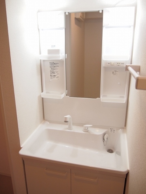 洗面設備　洗髪洗面化粧台＆収納スペースです